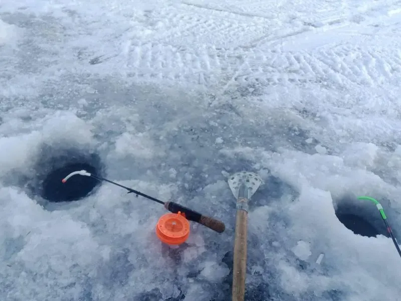 Как быстро поймать рыбу зимой. Где сверлить лунки на зимней рыбалке и как искать рыбу зимой
