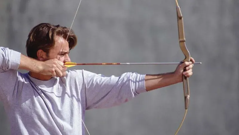 Как стрелять из лука? Древнее искусство, превратившееся в спорт! Правила стрельбы из лука Как правильно держать лук и стрелы.