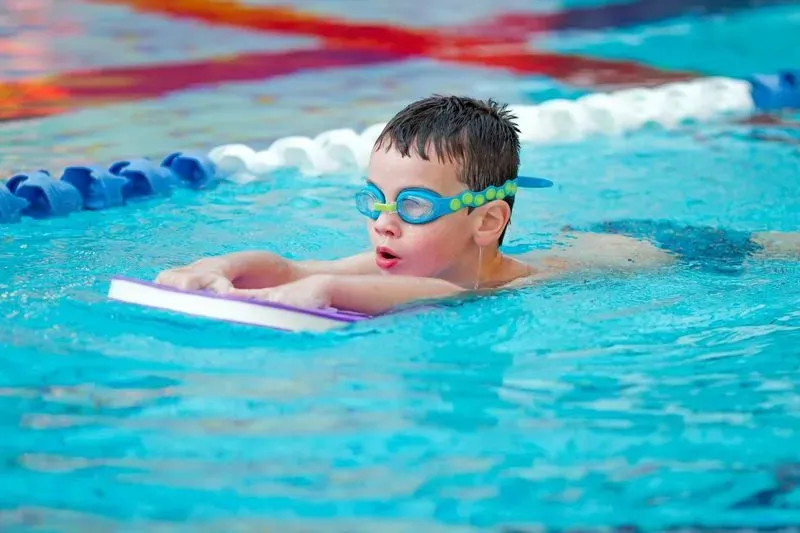 Как научиться плавать детям: советы тренера. Как правильно научить ребенка плавать: методы для всех возрастов Как научиться плавать девочке 11 лет