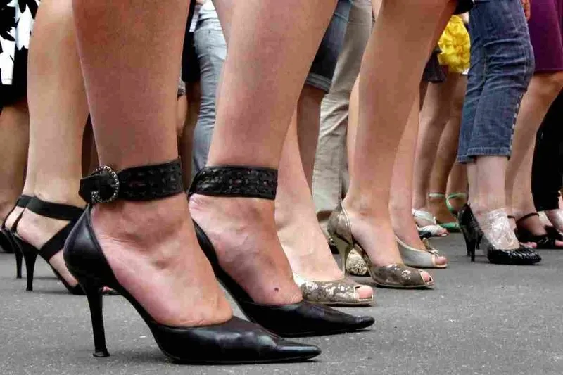 Страшные ноги звезд (15 фото). Ноги женщин до и после того, как они укоротили пальцы на ногах, чтобы лучше смотреться в туфлях на каблуках Красивые пальцы на ногах у девушек